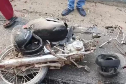 Speeding trailer crushes two motorcyclists in Karachi, driver escapes