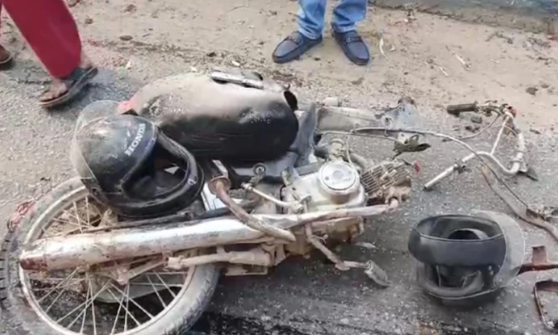 Speeding trailer crushes two motorcyclists in Karachi, driver escapes