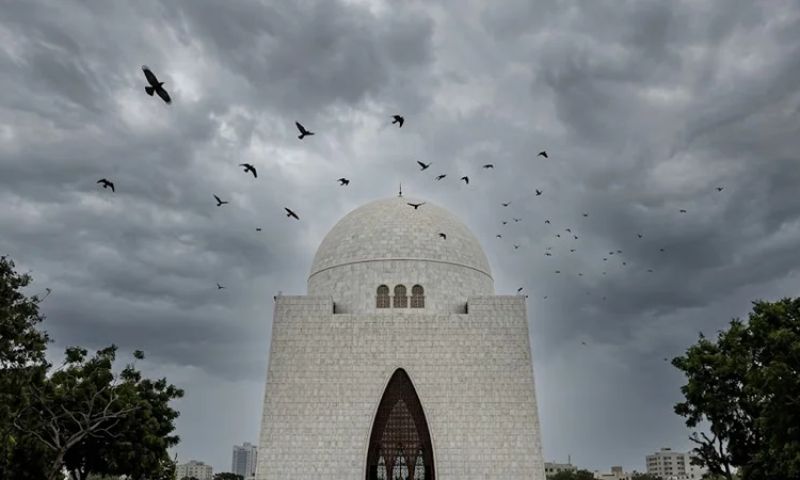 کراچی کا موسم: شہر میں بادلوں کا ڈیرا، تیز ہواؤں کے ساتھ بوندا باندی اور ہلکی بارش کا امکان