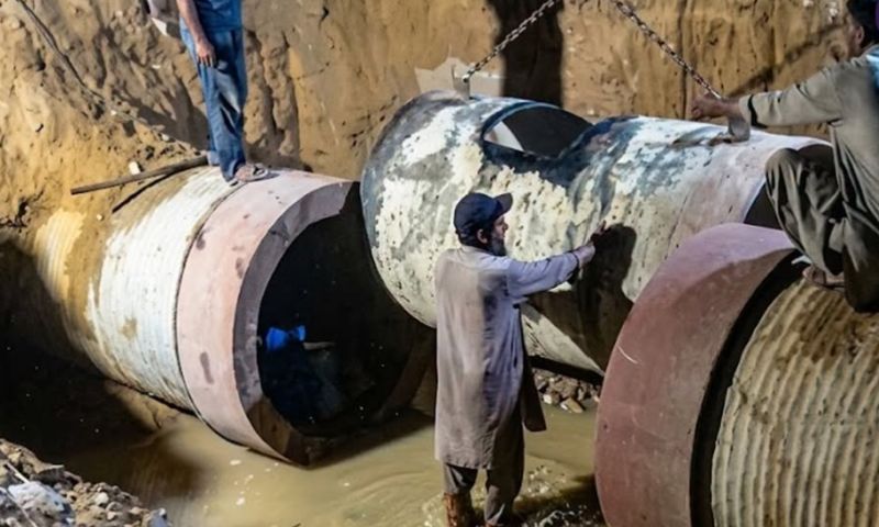 کراچی: ریڈ لائن منصوبے کے دوران 48 انچ قطر کی مرکزی واٹر لائن پھٹ گئی، کئی علاقوں میں پانی کی فراہمی معطل