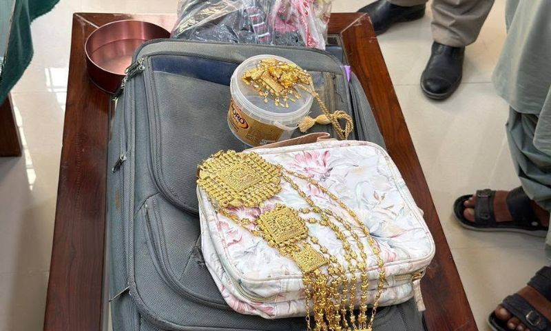 موٹروے پولیس کی ایمانداری کی شاندار مثال: گوادر میں 22 لاکھ مالیت کے سونے کے زیورات مالک کو واپس