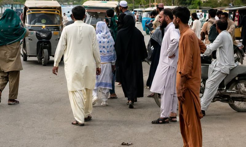 کراچی: ٹریفک پولیس جرمانوں اور ای چالان کے خلاف ٹرانسپورٹرز کی ہڑتال، پبلک ٹرانسپورٹ غائب، شہری پریشان