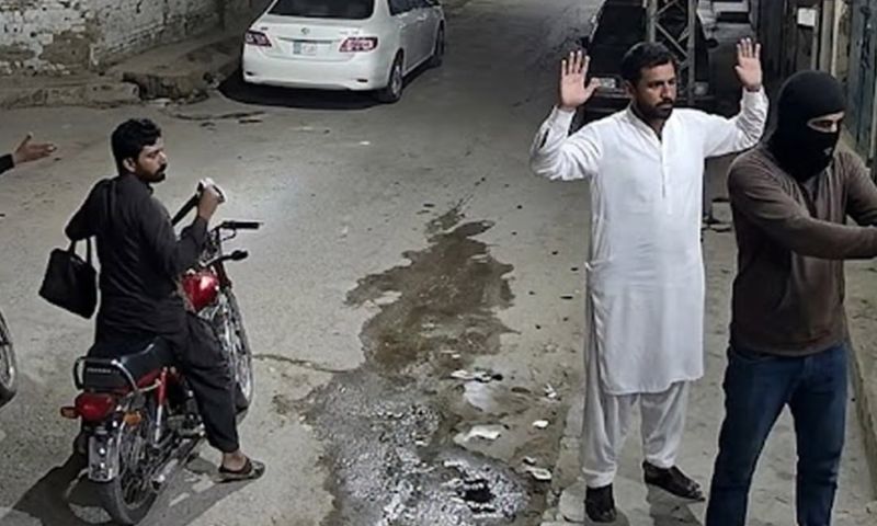 کراچی: ڈسٹرکٹ ایسٹ اور کورنگی میں اسٹریٹ کرائم بے قابو، طارق روڈ پر 6 لاکھ کی ڈکیتی، اعظم ٹاؤن میں اہلِ خانہ یرغمال