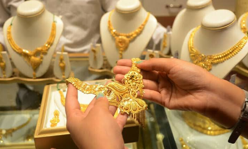 Gold prices continue to decline, becoming cheaper by Rs 2,500 per tola