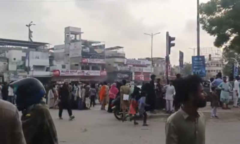 Karachi, protest against K-Electric and prolonged load shedding on Shahrah-e-Quaideen, both tracks blocked